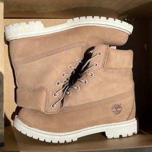 Women’s a Timberland boots size 7.5 Brown / tan leather. Waterproof